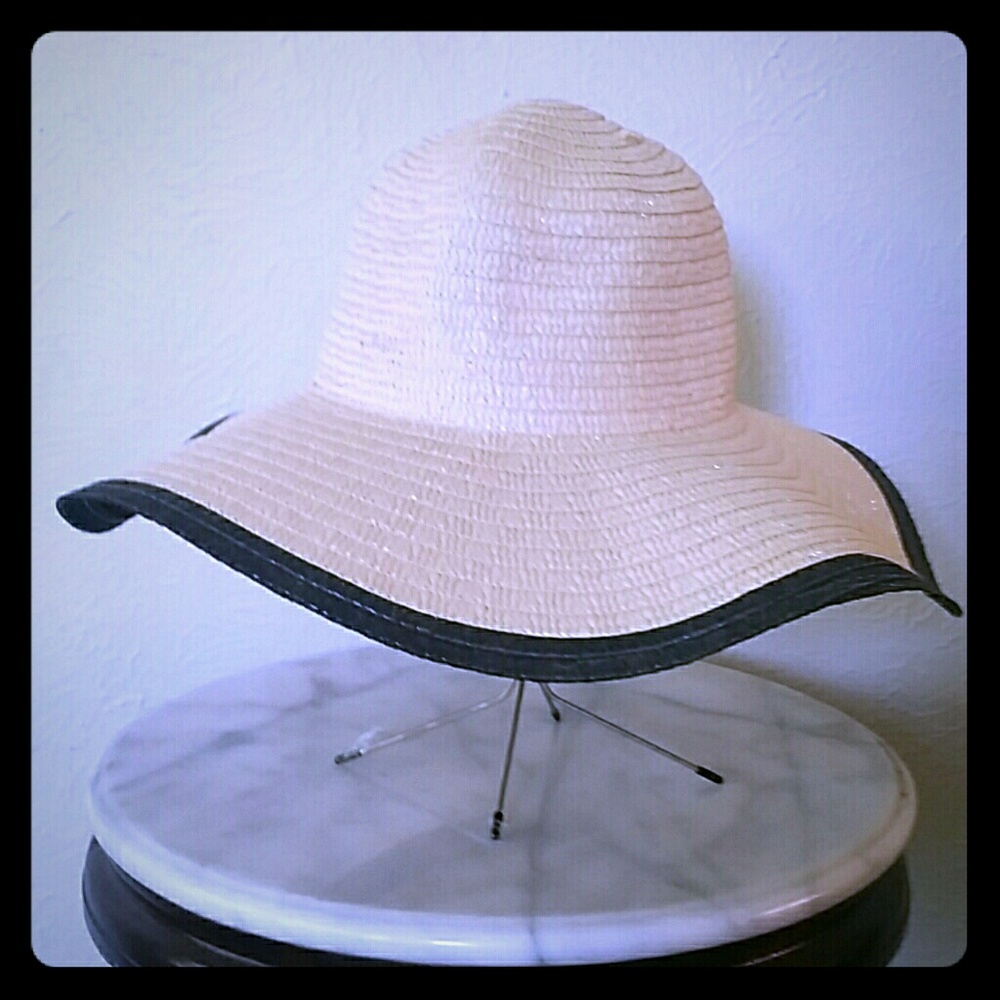 Floppy Hat - Perfect For The Beach 🏖️